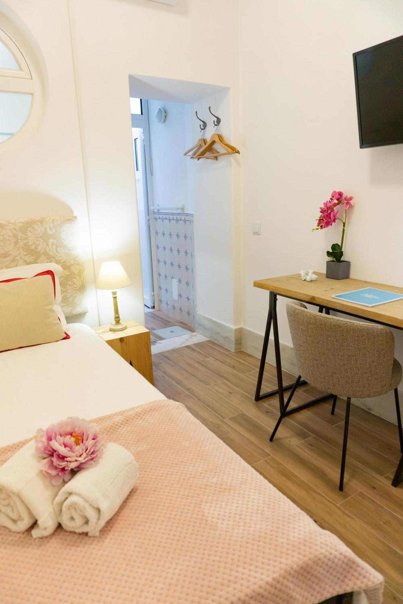 Lalitana Townhouse Hotel Lagos Bagian luar foto